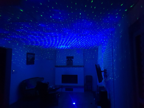 PROJEKTOR LED RGB BLUETOOTH Z WBUDOWANYM GŁOŚNIKIEM I SENSOREM DŹWIĘKU STEROWANY PILOTEM