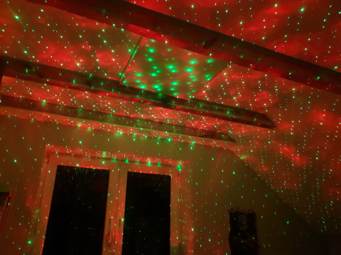 PROJEKTOR LED RGB BLUETOOTH Z WBUDOWANYM GŁOŚNIKIEM I SENSOREM DŹWIĘKU STEROWANY PILOTEM