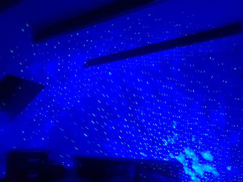 PROJEKTOR LED RGB BLUETOOTH Z WBUDOWANYM GŁOŚNIKIEM I SENSOREM DŹWIĘKU STEROWANY PILOTEM