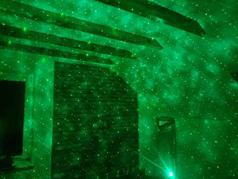 PROJEKTOR LED RGB BLUETOOTH Z WBUDOWANYM GŁOŚNIKIEM I SENSOREM DŹWIĘKU STEROWANY PILOTEM