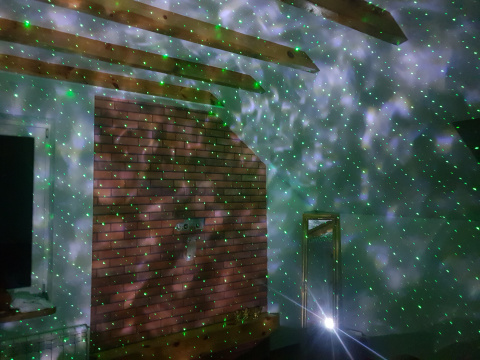 PROJEKTOR LED RGB BLUETOOTH Z WBUDOWANYM GŁOŚNIKIEM I SENSOREM DŹWIĘKU STEROWANY PILOTEM