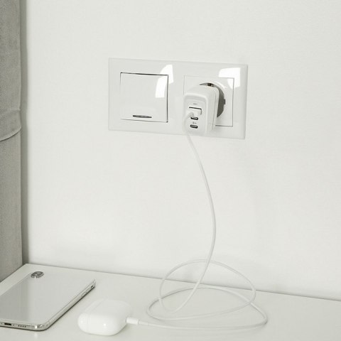 Qoltec Ładowarka sieciowa 65W GaN | 5-20V | 2.25-3.25A | 2 x USB-C PD | 1 x USB QC 3.0 | Biała