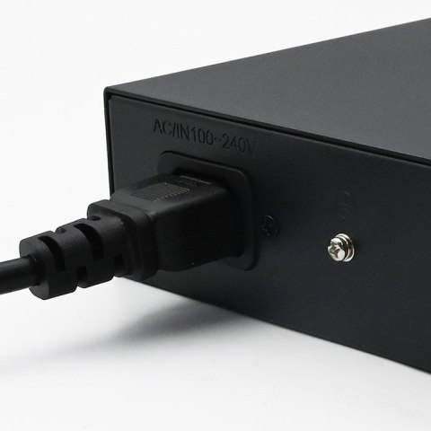 Qoltec Przełącznik sieciowy SWITCH Fast Ethernet PoE | 16x RJ45 10/100 Mb/s | 2x RJ45 Uplink 1000 Mb/s | 1x SFP 1000 Mb/s