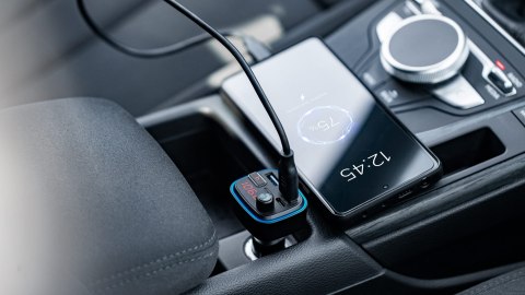 Transmiter samochodowy FM z funkcją bluetooth (2x USB + USB-C)