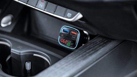 Transmiter samochodowy FM z funkcją bluetooth (2x USB + USB-C)